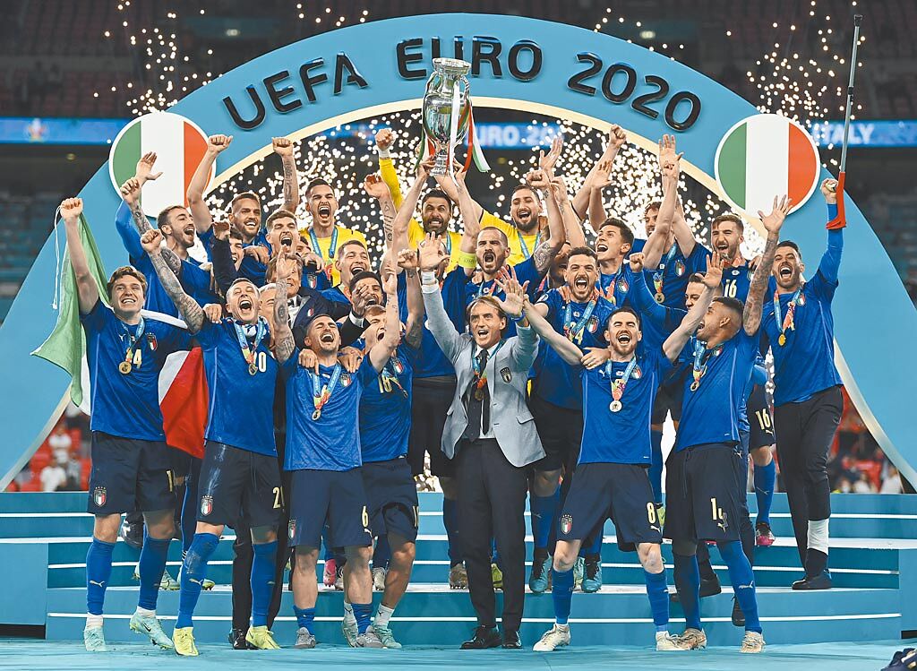 「藍衫軍」義大利在歐國盃決賽PK氣走地主英格蘭，於溫布利大球場舉起「德勞內盃」。（美聯社）