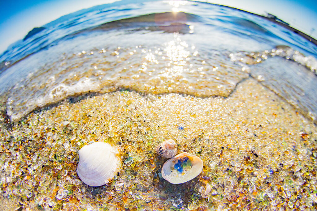 長崎縣大村市的玻璃沙灘由回收空瓶再生而成，為當地熱門打卡景點。  圖：長崎縣觀光連盟／提供
