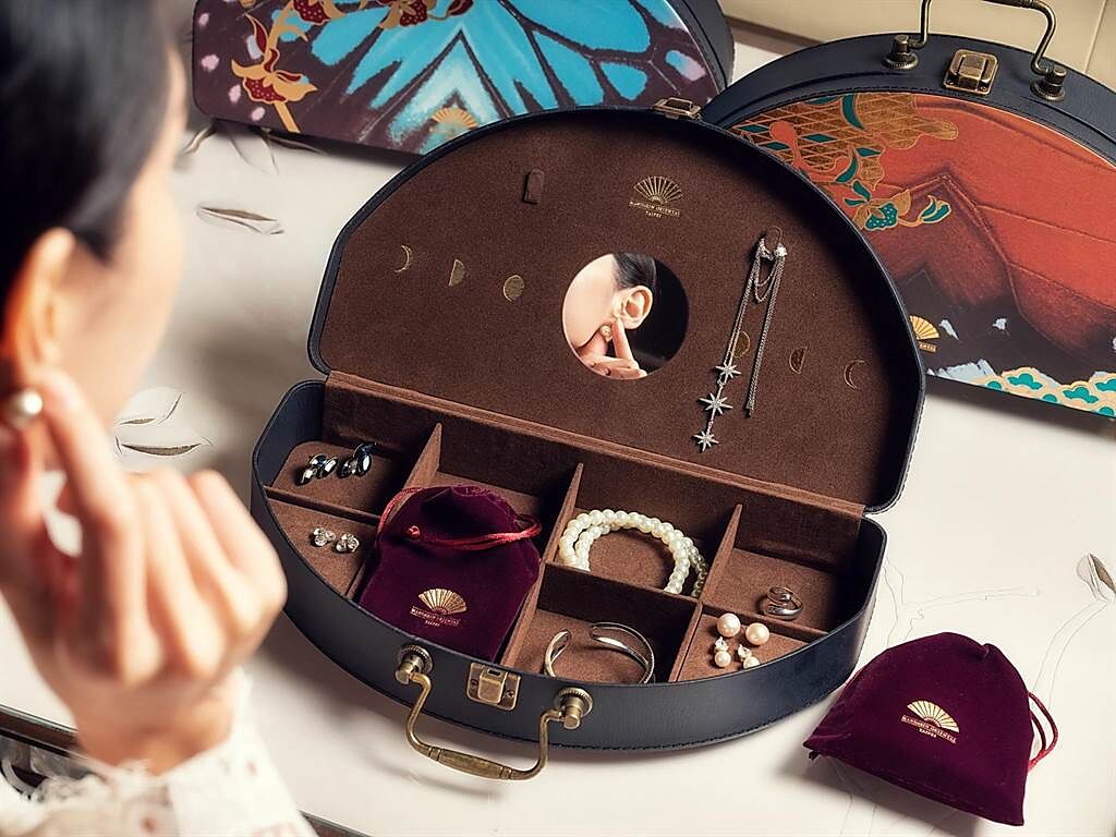 文華東方酒店今年設計的月餅禮盒，融合首飾收納的巧思，可作為珠寶盒使用。（圖／台北文華東方酒店）