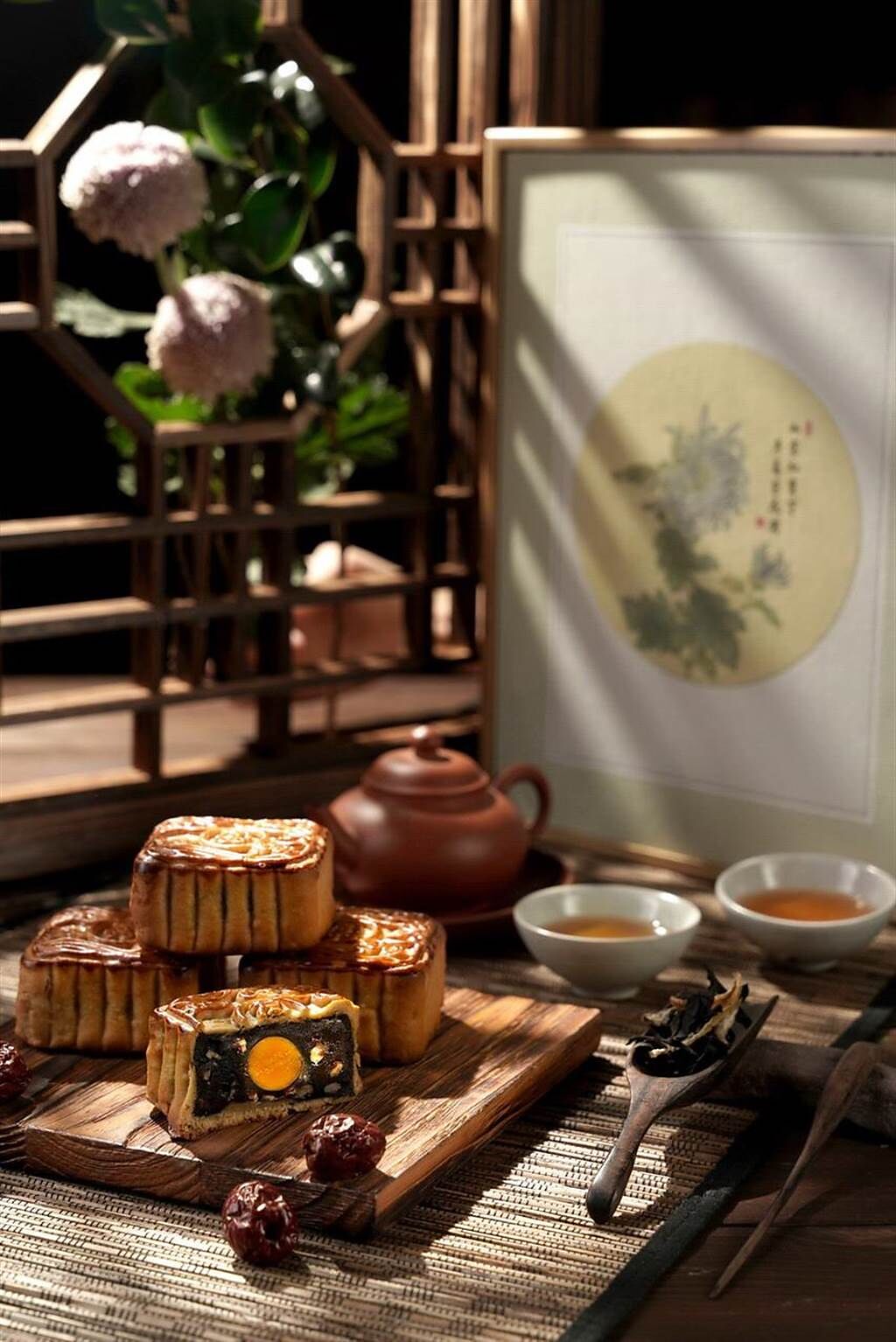 君品酒店「畫中月」月餅禮盒設計靈感來自蘇軾的「花影詞」，標榜收納了世人最古典的祝福。(圖／君品酒店)