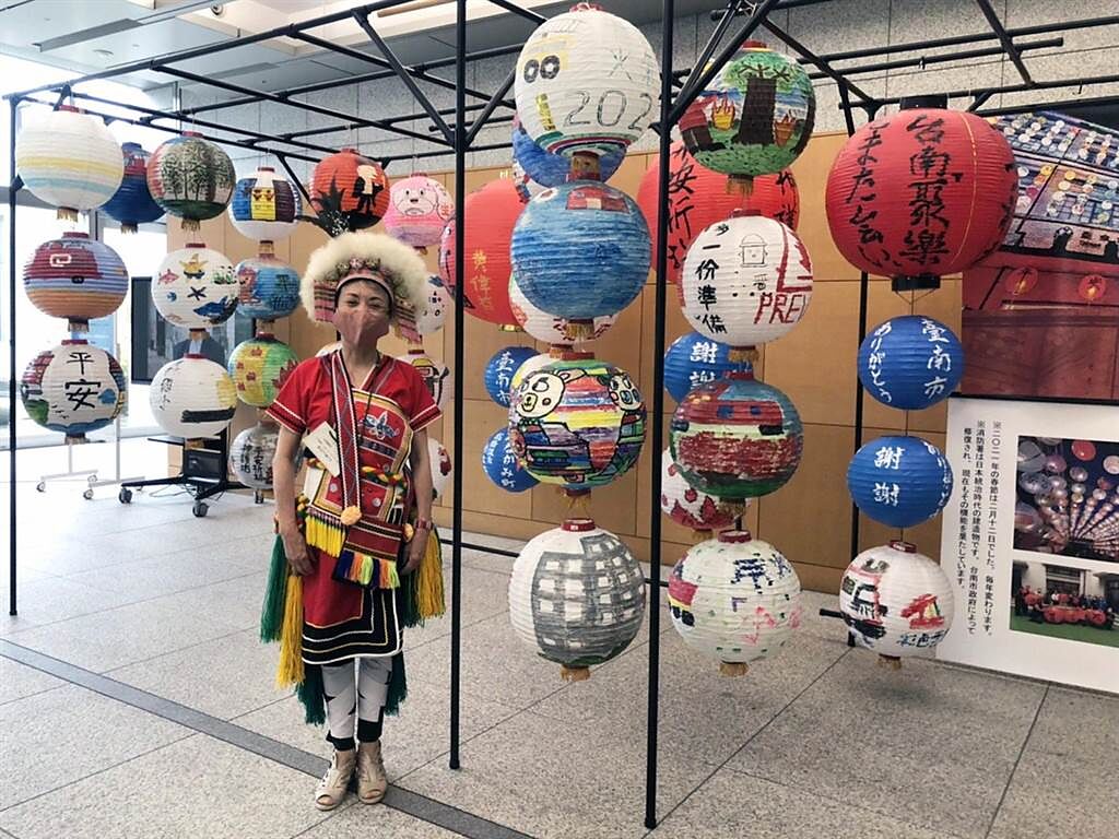 2021年群馬台灣祭由穿著原住民服裝的華僑展示台南燈籠。（市府新聞及國際關係處提供／洪榮志台南傳真）