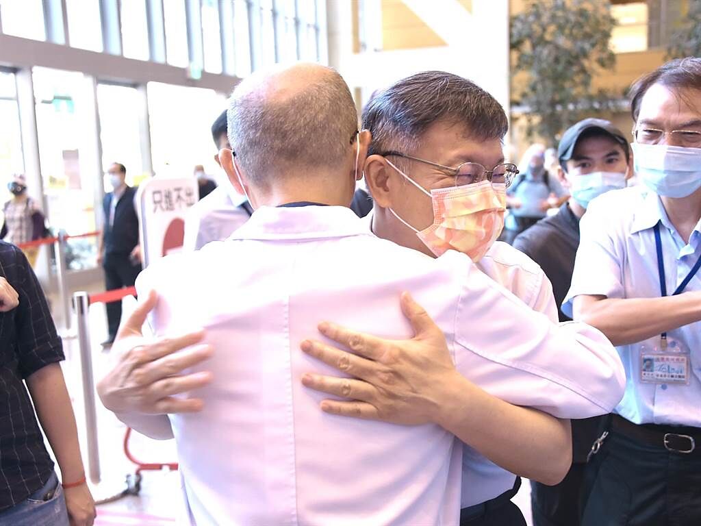 台北市長柯文哲13日早上前往亞東醫院，向院方表達感謝之意。（台北市政府提供／張立勳台北傳真）