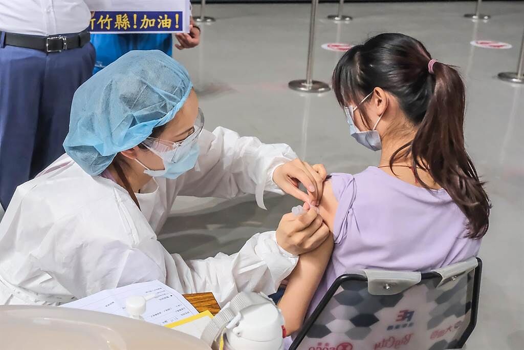 新竹縣托育人員接種疫苗施打率達90％，但保母反應一樣是照顧嬰幼兒，還打不到疫苗。（羅浚濱攝）