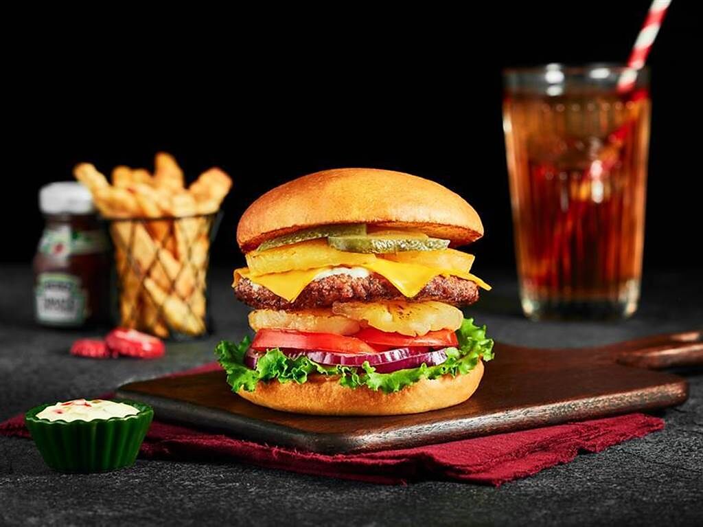 「TGI FRIDAYS GO X Just Kitchen」推出新品「新滋味鳳梨塔塔起司漢堡」。（圖／Just Kitchen）