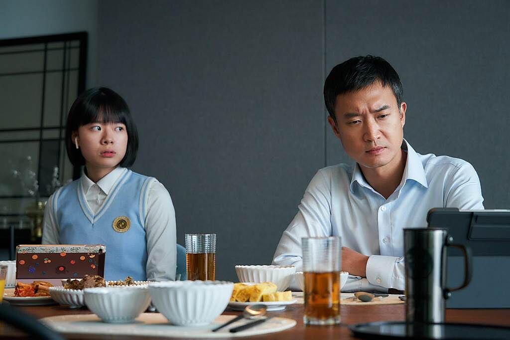 李在仁與趙祐鎮在《極速引爆》中飾演父女。（車庫娛樂提供）