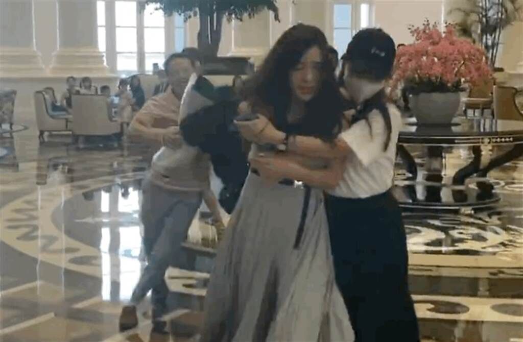 周韋彤遭男子強摟求抱，嚇得花容失色。(取自微博)