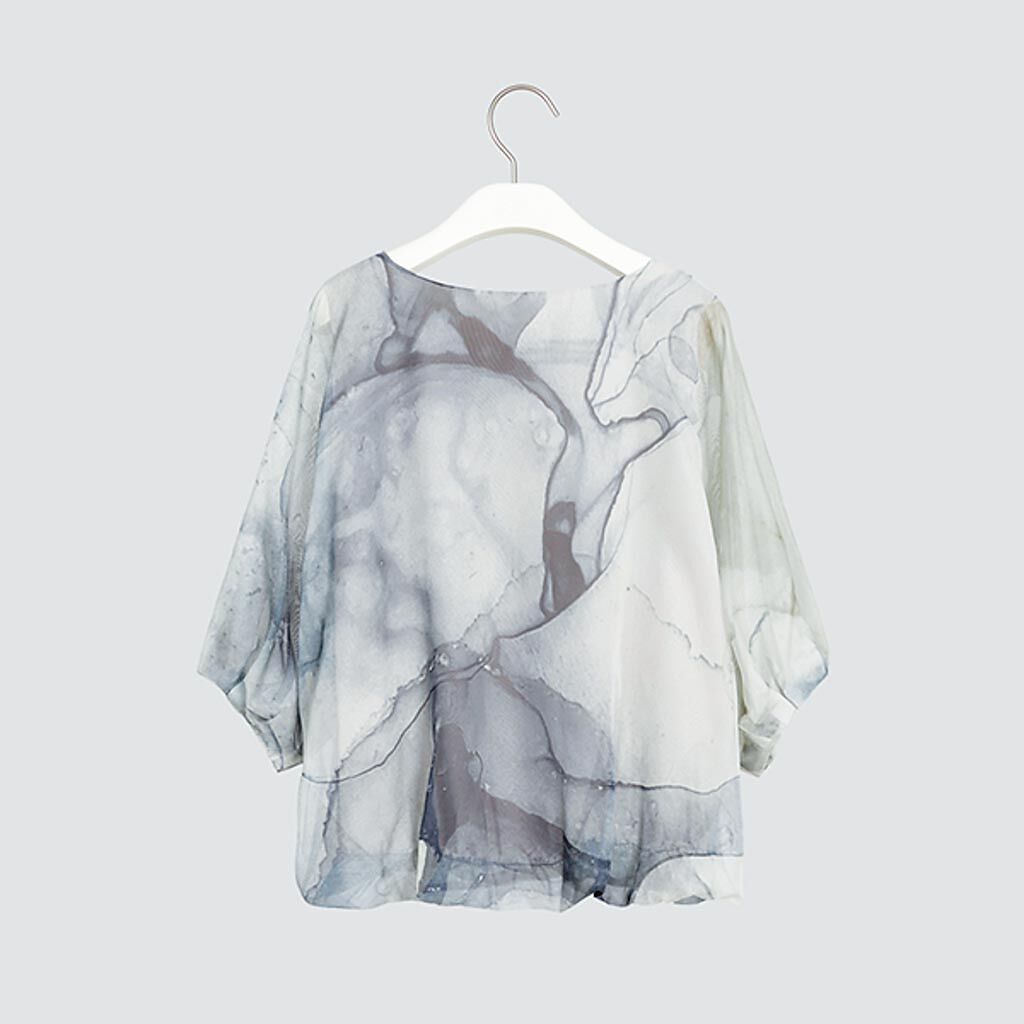 板橋大遠百「giordano ladies大理石紋澎袖上衣」，原價3880元、特惠價2716元。（遠百提供）