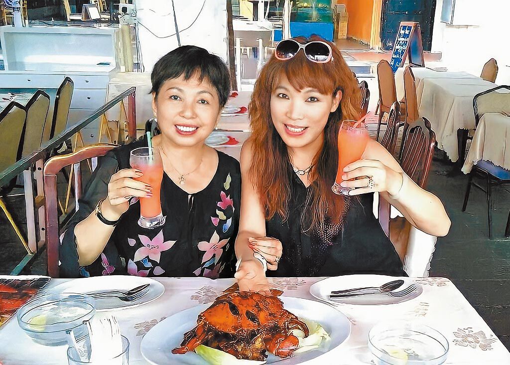 王海玲（右）十分孝順，常帶媽媽去餐廳享用美食。（王海玲提供）