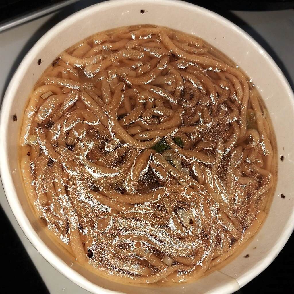 高雄一名女網友買了一碗鍋燒意麵，裡面卻有逾10隻蟑螂，令她嚇得反胃。（圖／翻攝自爆料公社）