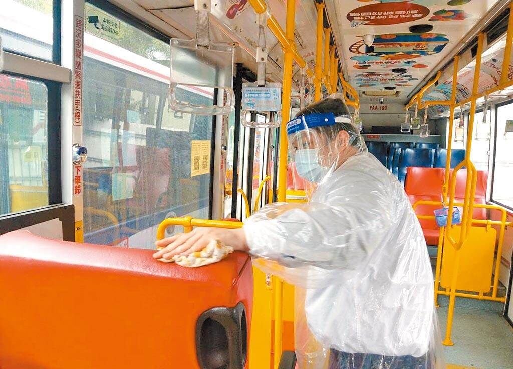 中興巴士司機確診，新北市交通局長鍾鳴時表示，平時就要求公車業者嚴格落實防疫工作，全面加密清消。（新北市交通局提供／葉德正新北傳真）
