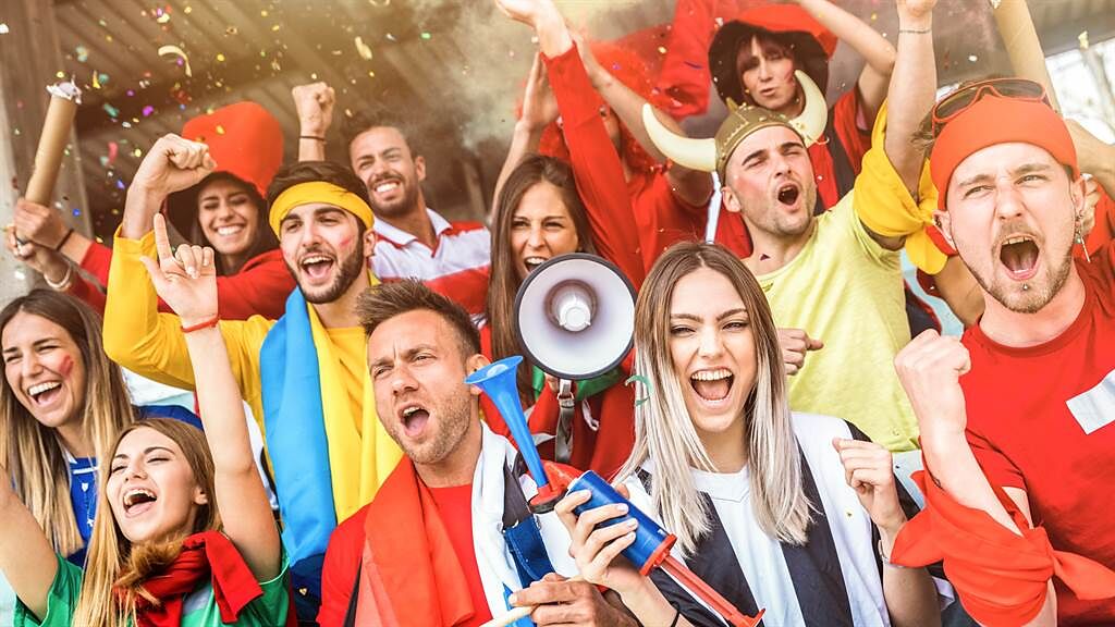 義大利女球迷在義大利贏得勝利後，爬上好友肩上大方掀衣露雙峰慶祝，卻遭鹹豬手攻擊。圖片為示意圖非本人（圖／shutterstock）