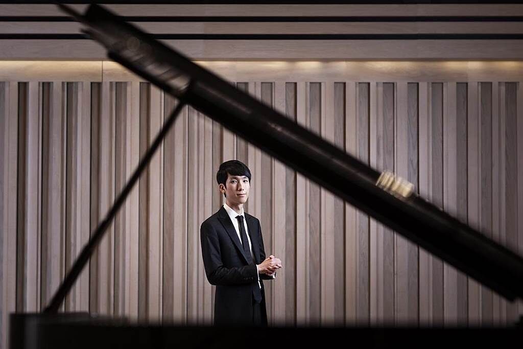 英國里茲國際鋼琴大賽冠軍得主陸逸軒，近期錄製他熱愛的舒伯特鋼琴作品和聽眾分享。（鴻宇藝術提供）