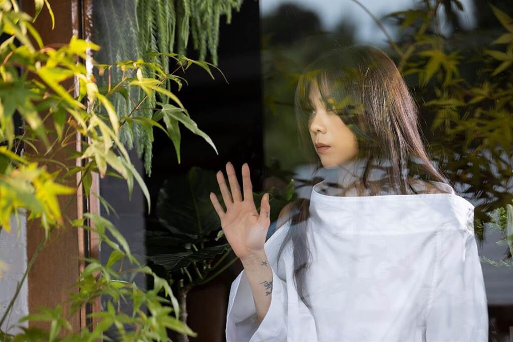 蔡健雅全新專輯首波單曲〈出走〉MV，透過多種平凡人的視角，表達對出走的渴望。（環球音樂提供）