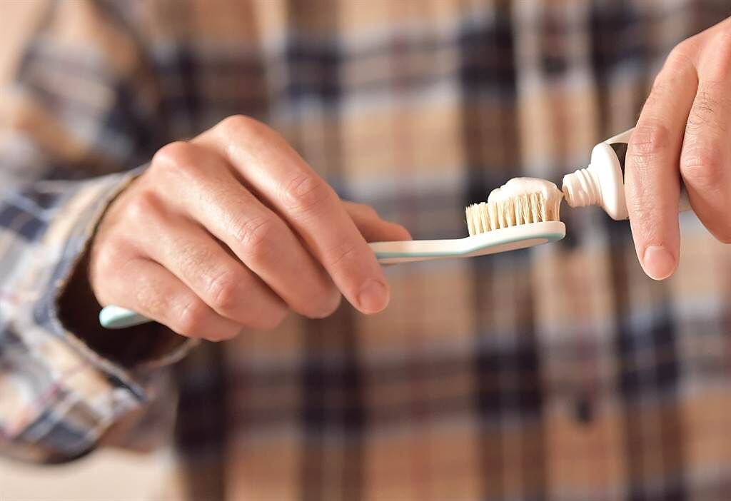 英國牙醫呼籲不要在刷牙後使用漱口水，這樣可能會造成牙齒損傷。(示意圖/達志影像)