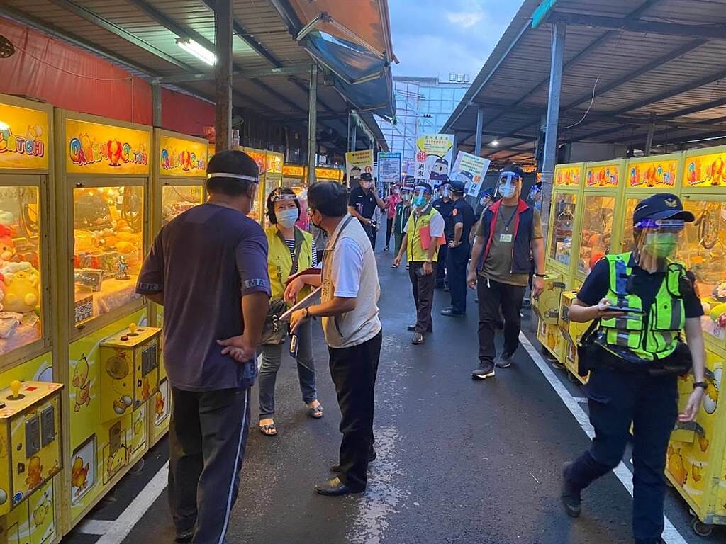 台南市善化夜市13日復業，警方查獲有娃娃機店業者違規營業。（讀者提供／張毓翎台南傳真）
