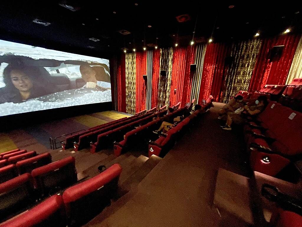 台東唯一的電影院「秀泰影城」14日起微解封，中午首場已有民眾戴口罩看電影。（莊哲權攝）