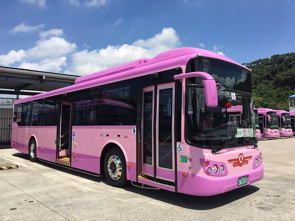 欣欣客運819線（深坑站 - 捷運七張站）全線汰換為電動公車，今正式上線營運；交通局指出，目前新北已有58輛電動公車。（交通局提供）