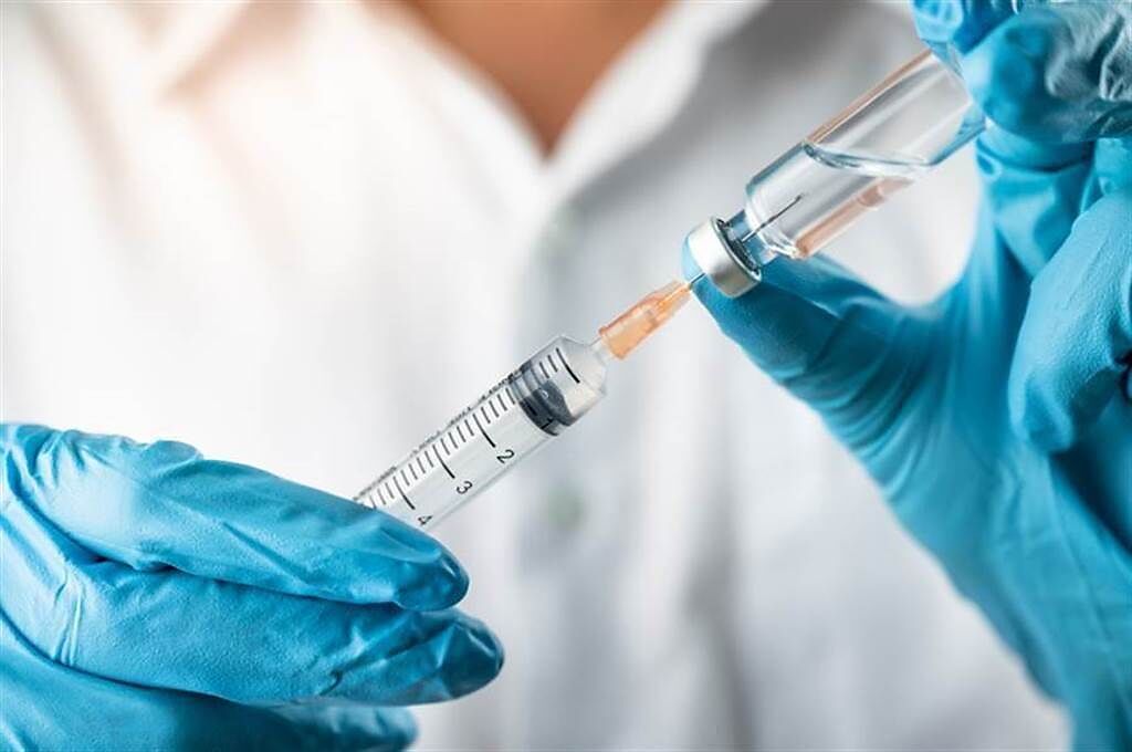 第三輪18歲以上新冠肺炎疫苗全國意願登記，截至昨日，已689萬5127人完成登記。（達志影像／shutterstock提供）