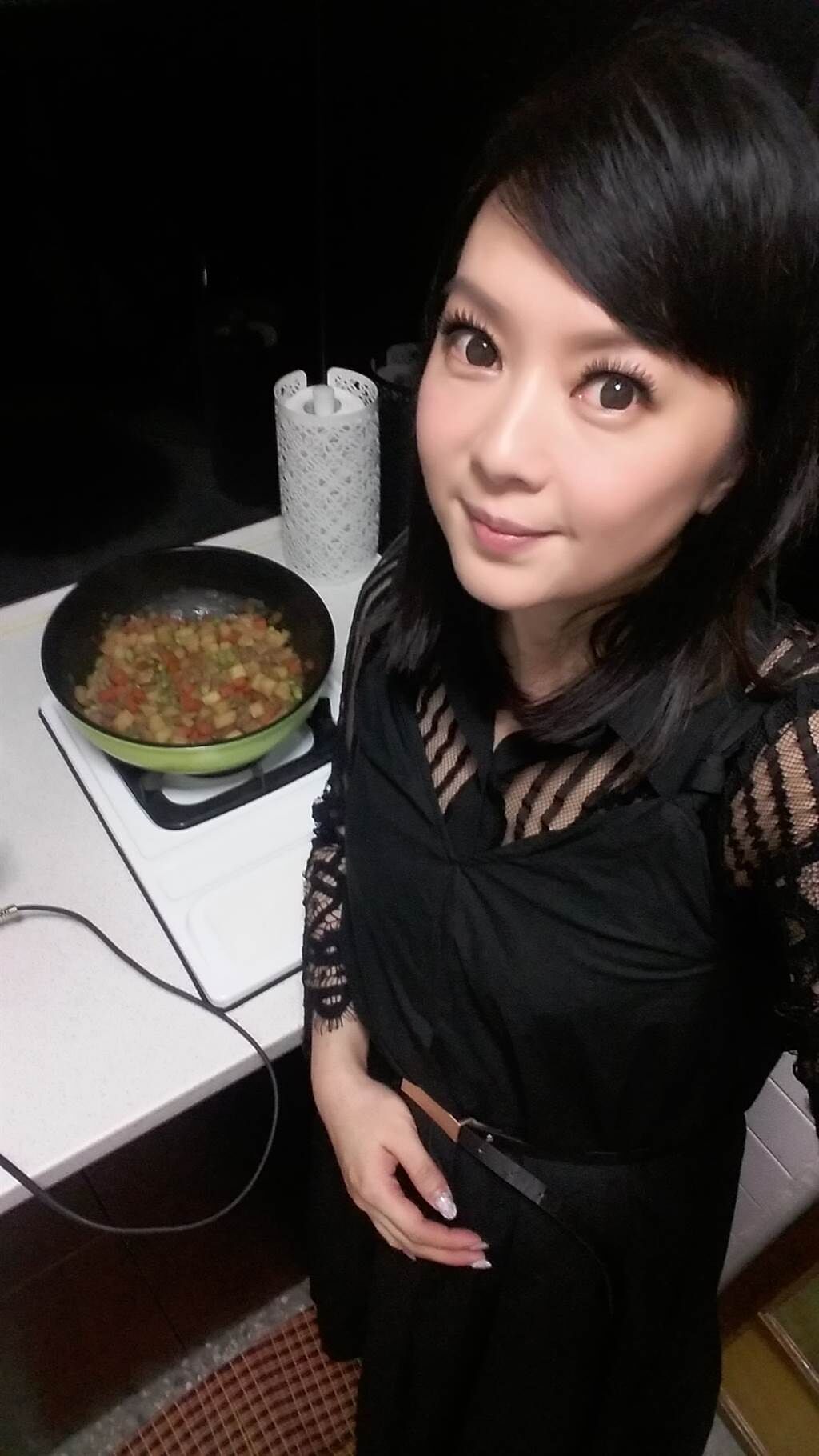 谷懷萱現在當平凡人妻，在廚房裡自得其樂。（圖／FB@我是谷懷萱）