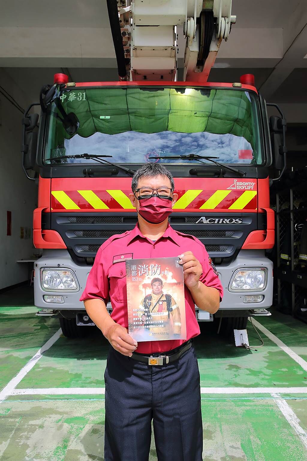 余泰運副中隊長是第53期《港都消防季刊》封面人物，對倡議臉部平權、友善多元義不容辭。（攝影/Carter）
