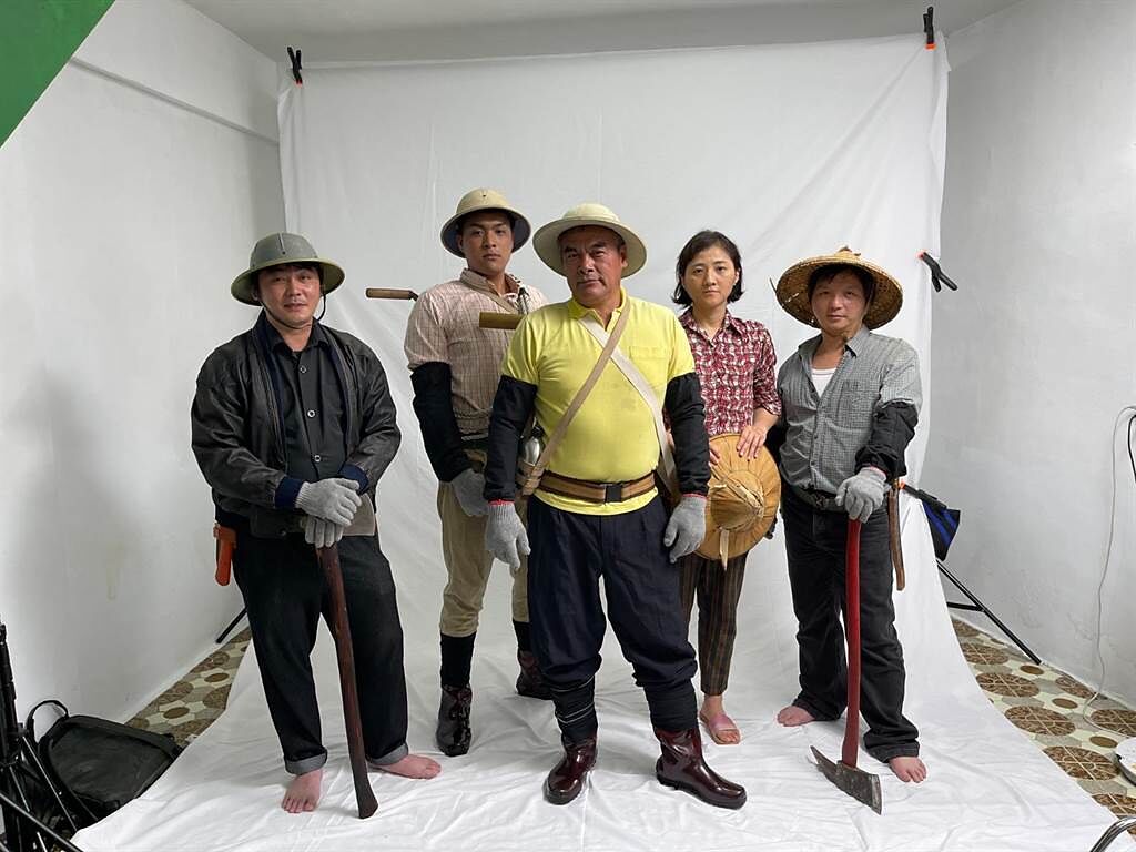 〈山盟〉ＭＶ特別重現台灣早期伐木工的辛勞。（拍謝少年提供）