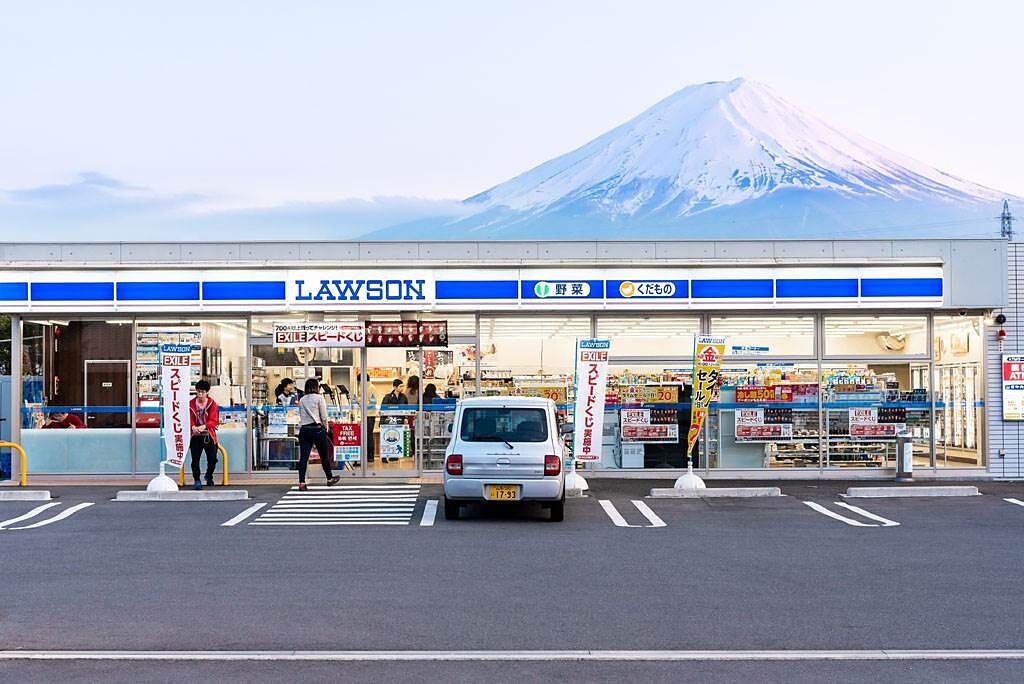 一名日本網友前往便利商店購物時，意外發現店家的「L」招牌沒有亮燈，沒想到問過店員之後竟得到暖心回覆，讓他十分感動。（示意圖／達志影像）