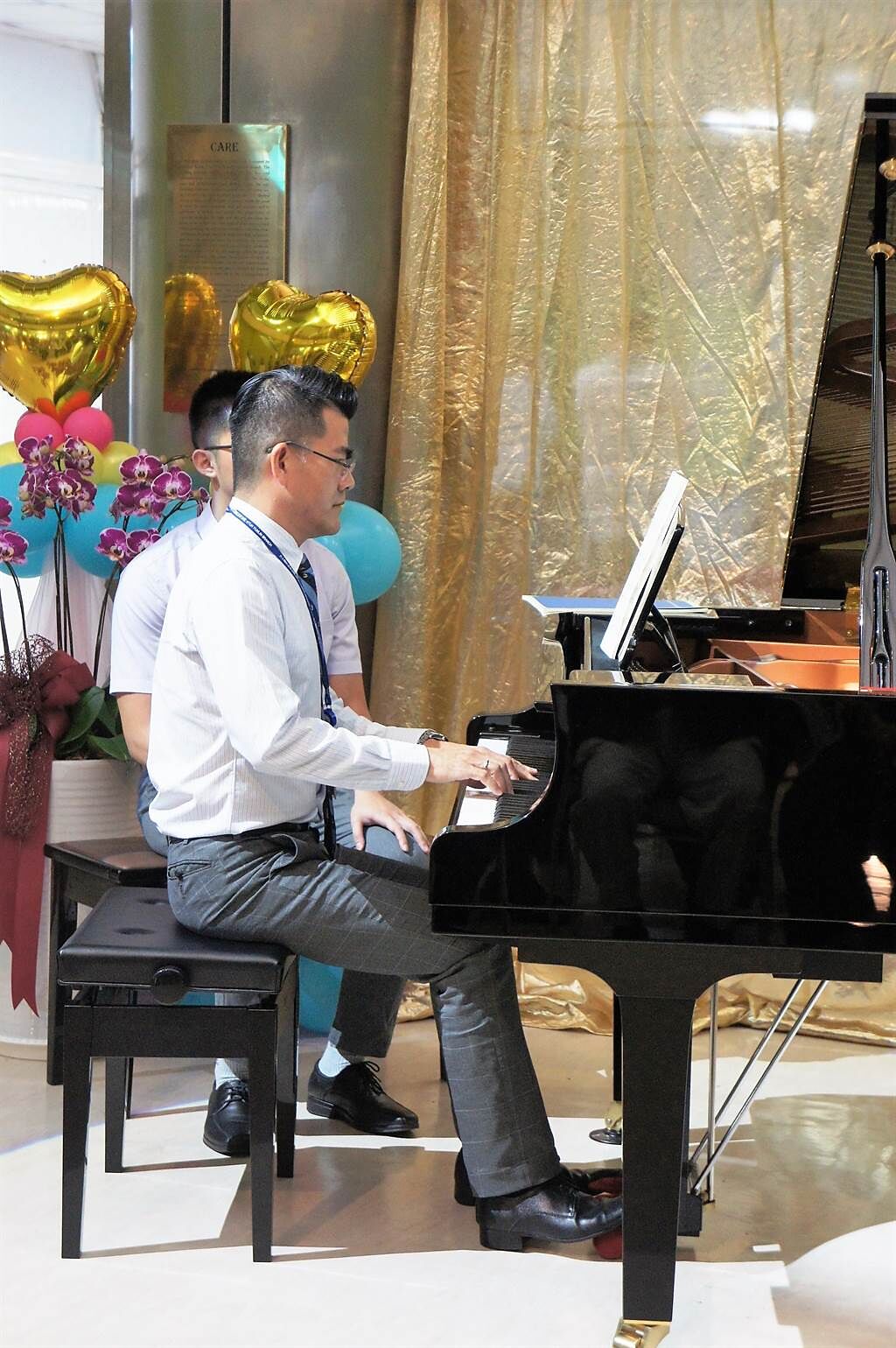 馬惠明是才子型醫師，彈得一手好鋼琴，他希望從雲林卸任時可以開一場鋼琴獨奏會，圖為2017年雲林分院獲贈一台百萬鋼琴，他上場示範。（周麗蘭攝）
