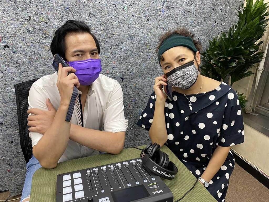 馬國賢(左)和謝麗金在疫情期間工作，口罩戴緊緊不敢大意。（艾迪昇傳播提供）