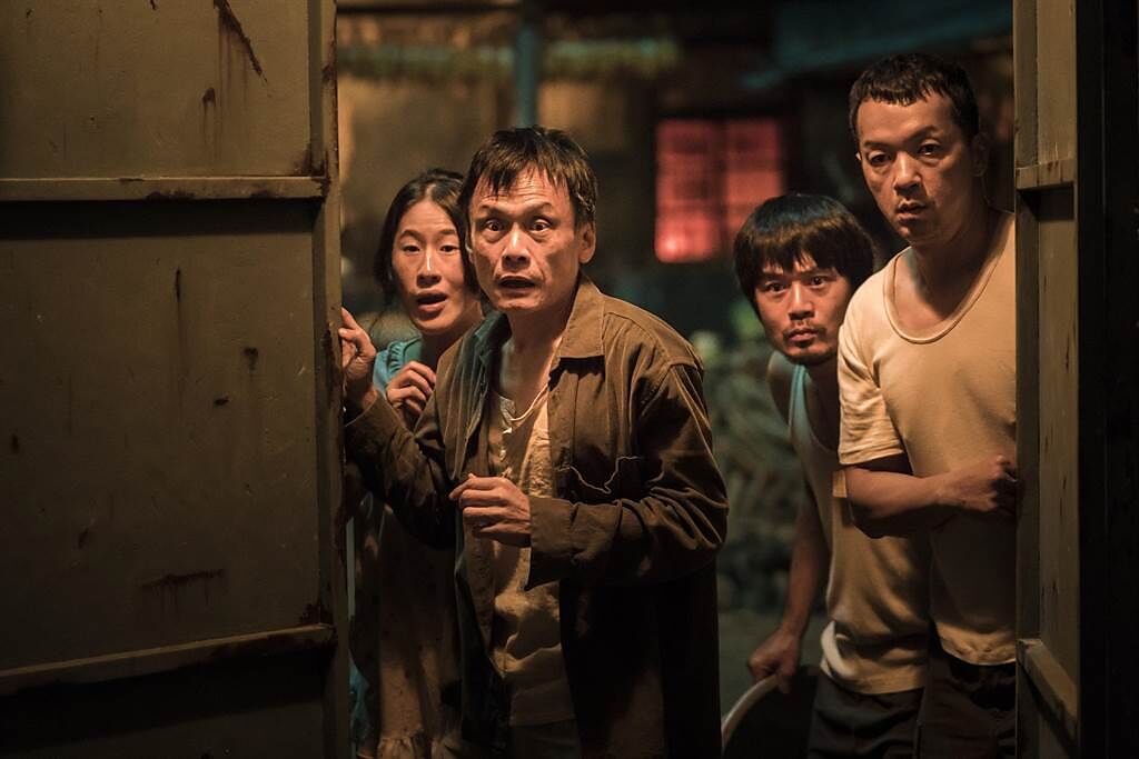 百白（左起）、陳以文、洛可杉和邱彥翔的電影《詭扯》獲韓國富川奇幻影展大獎。（良人行影業提供）