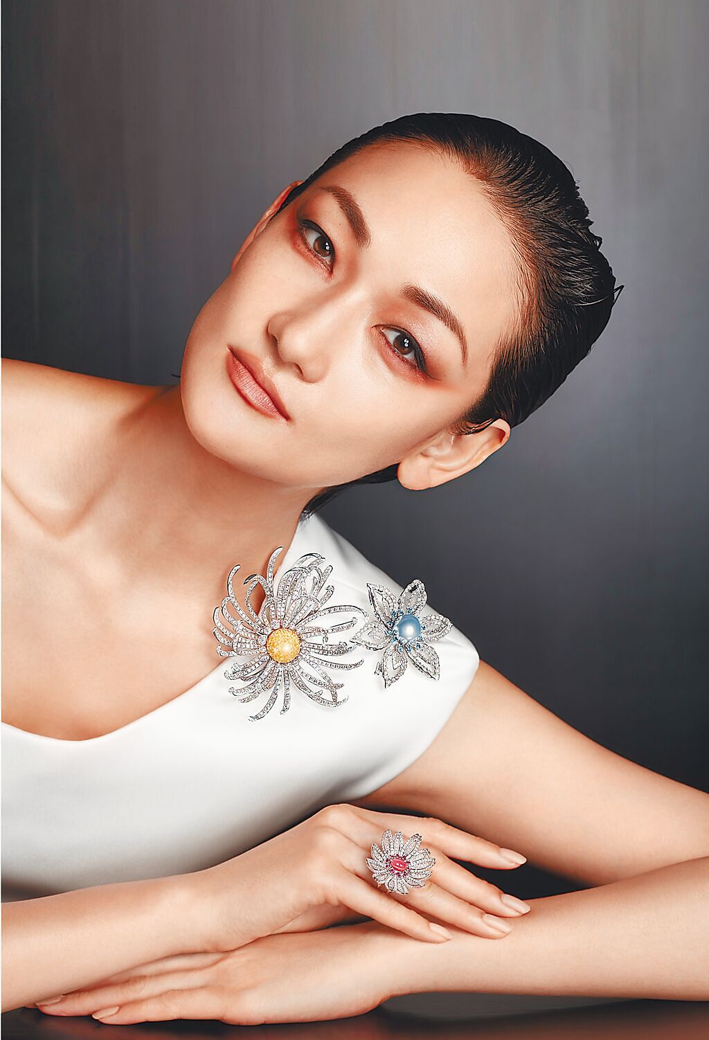 富永愛佩戴菊花珍珠項鍊，是以傳統「菊花疊瓣紋」為靈感。（MIKIMOTO提供）