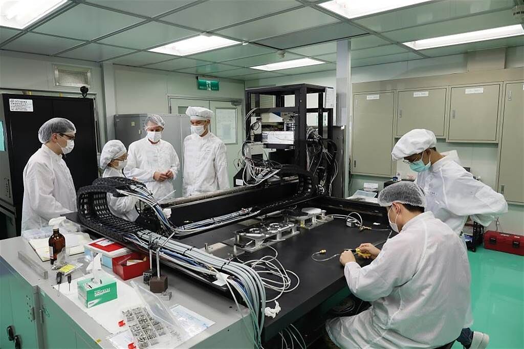 「台灣高能物理聯合實驗室」為無塵室，主要是將矽晶圓材料製作成偵測器。(圖/林格立提供)