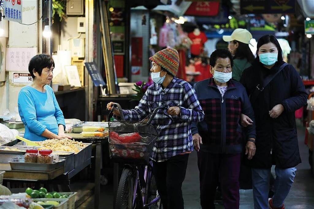 新竹東門市場上午仍維持傳統市場的運作，店家與顧客除了做買賣也會閒話家常。(圖/林格立提供)