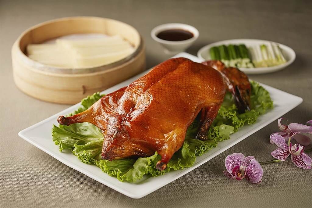 台北喜來登「美食宅度假」住宿專案，房客可在客房內享受「廣式片皮鴨二吃」。（圖／台北喜來登飯店）