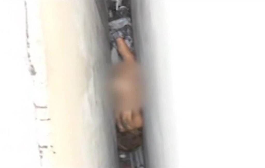 美國加州一名全身赤裸的女子離奇受困在僅有20公分寬的牆縫中，最後折騰2.5小時才順利被救出。（圖／翻攝自《太陽報》）