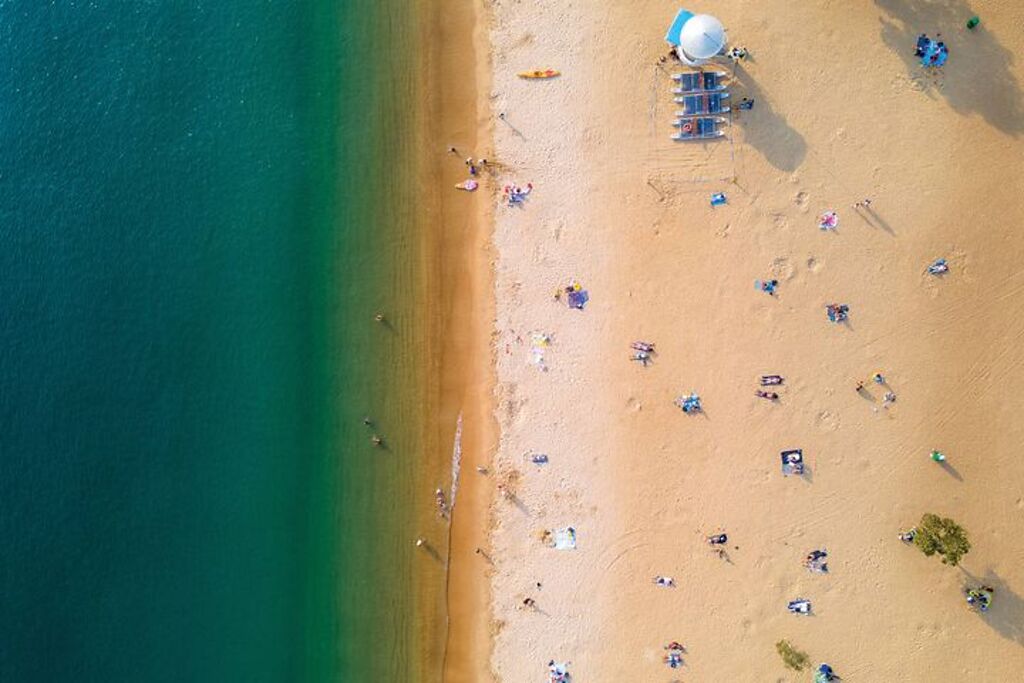 ▲淺水灣海灘水質清澈以柔軟潔白的細沙而聞名。　圖：香港旅遊發展局╱提供