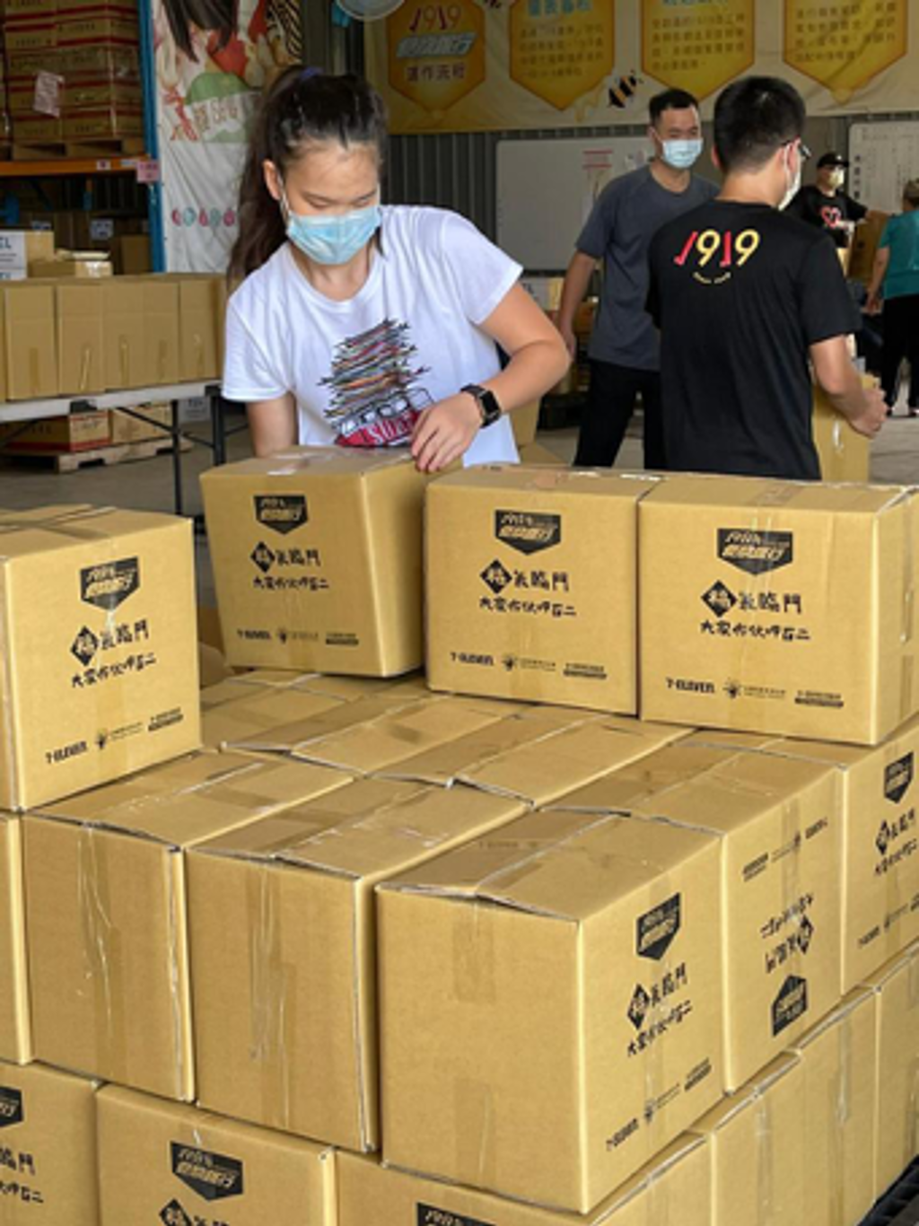 「瓦城慈善基金會」執行長吳丹鳳的女兒徐于心出力幫忙打包一千份防疫物資箱。(圖/瓦城慈善基金會提供)