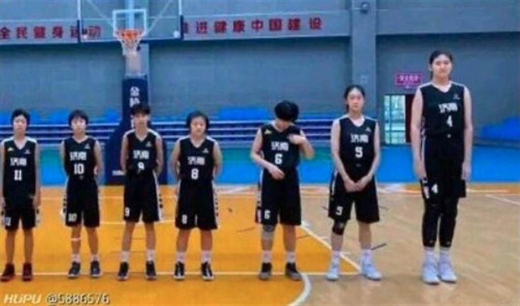 張子宇超越一般有練籃球同學的身高，也被同學說她像竄天猴。(圖/微博)