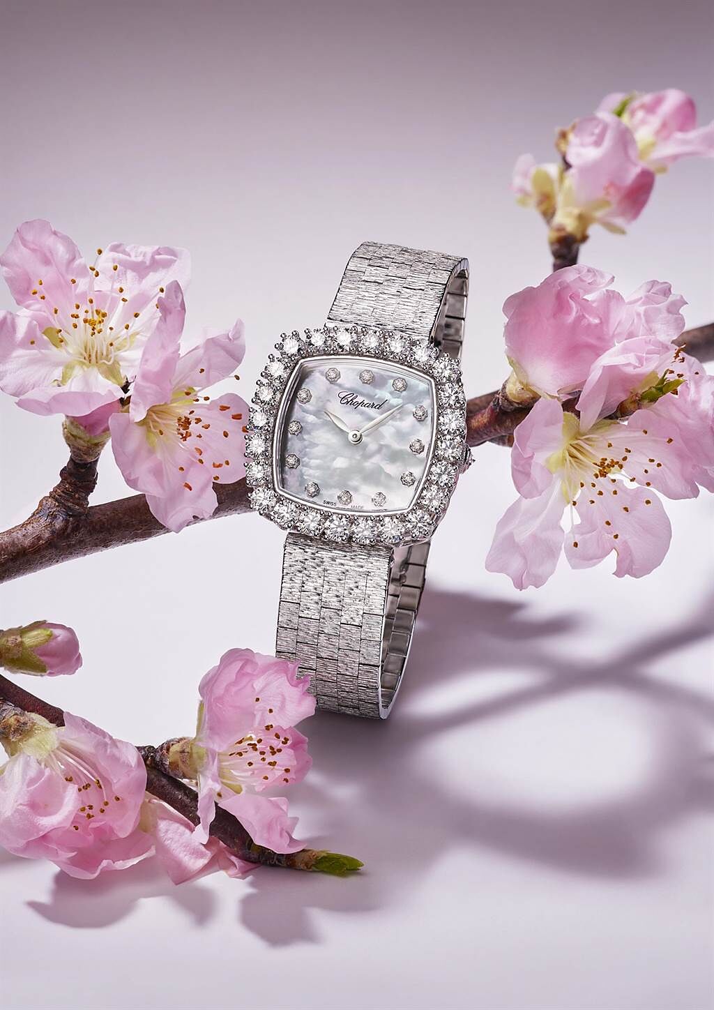 台北101 Chopard L’Heure du Diamant系列18K白金腕表，搭載Chopard 09.01-C自動上鏈機械機芯，符合倫理道德標準的18K白金手工復古質感表鏈，243萬元。（台北101提供）