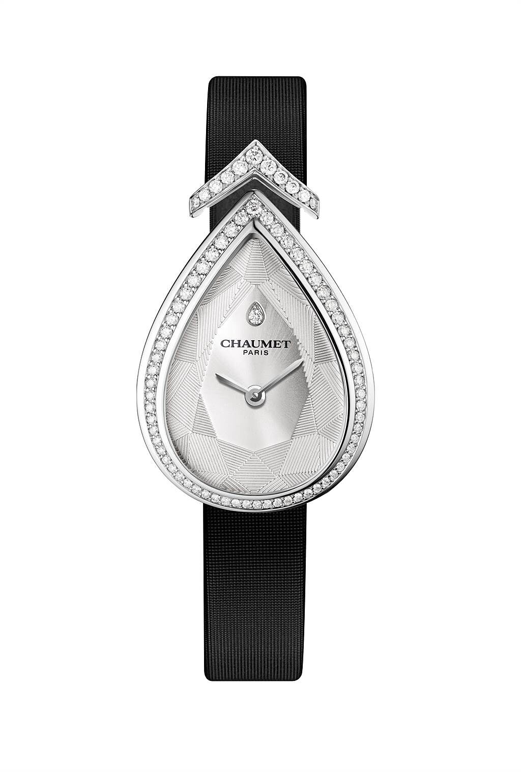 台北101 Chaumet 18K1白金鑲鑽腕表，山羊皮錶帶36萬5100元，絲緞表帶36萬6700元。（台北101提供）