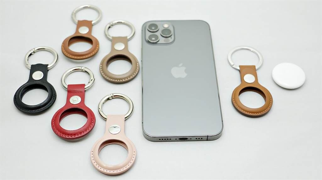 蘋果第三方AirTag配件-皮革鑰匙圈（左，STUDIO A協助提供）與原廠（右）配件。（黃慧雯攝）
