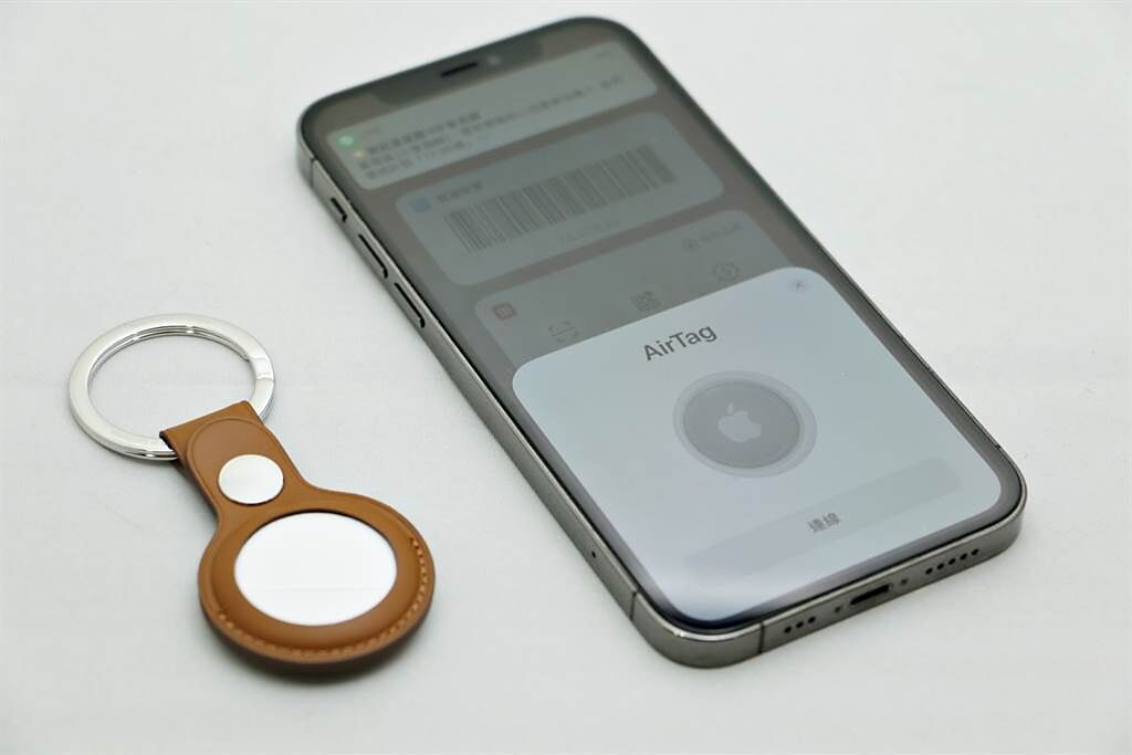 蘋果AirTag開封後就靠近iPhone即可配對使用（1）。（黃慧雯攝）