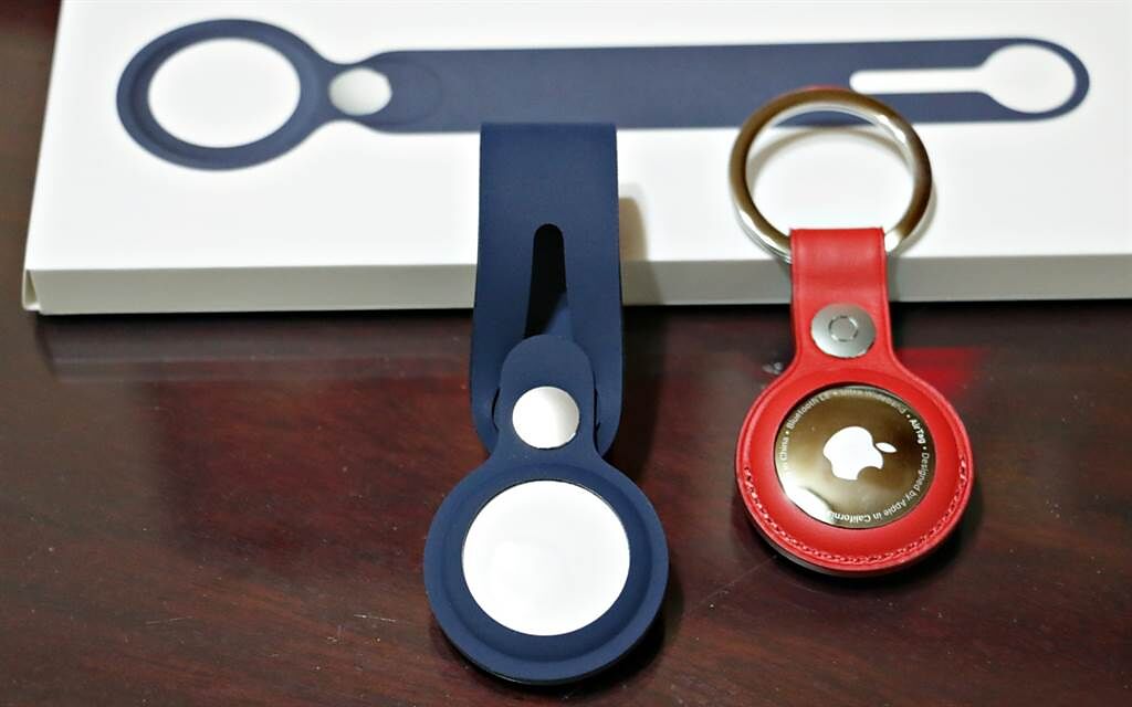 蘋果官方AirTag配件-皮革掛環、皮革鑰匙圈（2）。（黃慧雯攝）