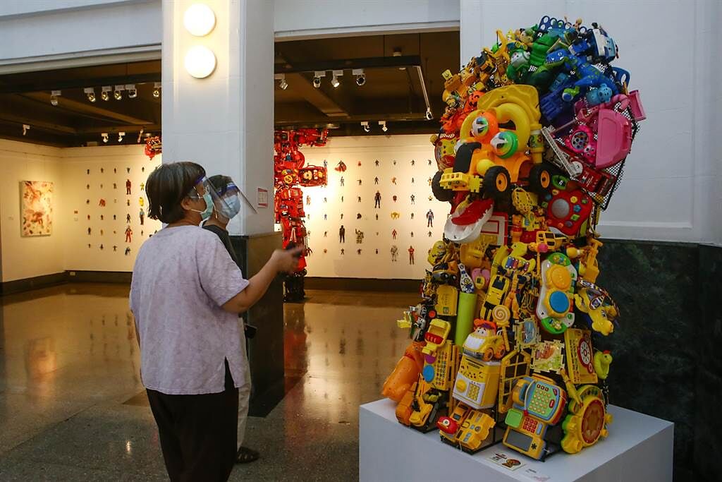 一進入展廳立刻被藝術家蕭閔釗（ANO）推出的《獅去勇氣》作品吸引。（鄧博仁攝）