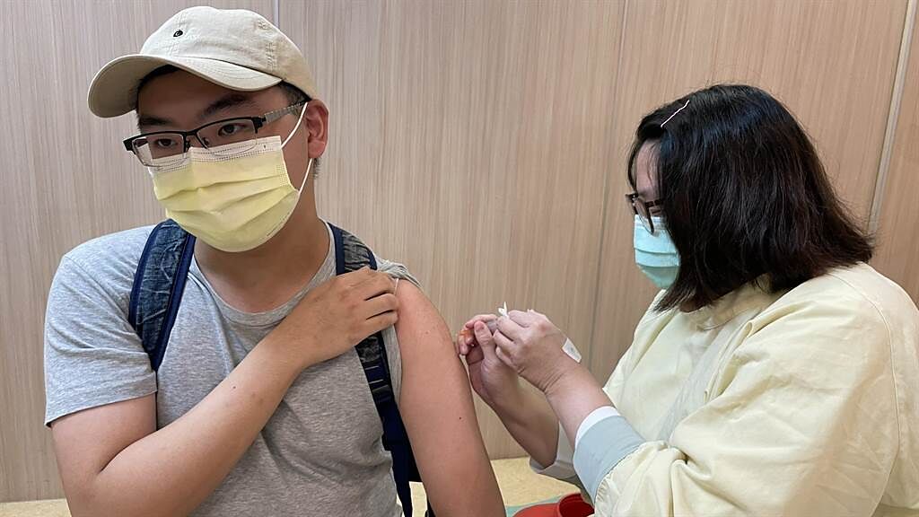 張姓大學生今天到亞大醫院接種疫苗，成為該院最年輕接種者。(亞大醫院提供／林欣儀台中傳真)