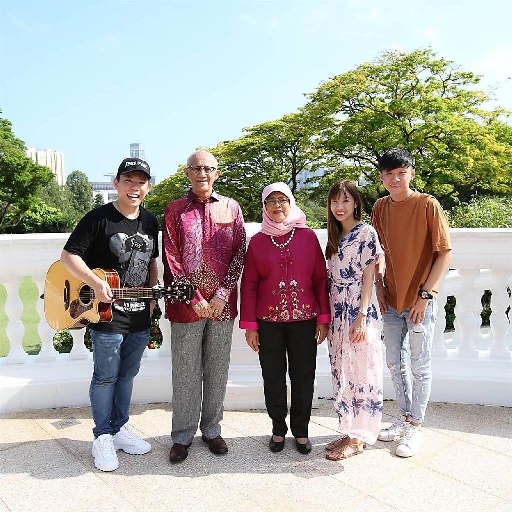 四方行樂團唱進新加坡總統府，和現任總統哈莉瑪（右3）合照。（翻攝四方行官方臉書）