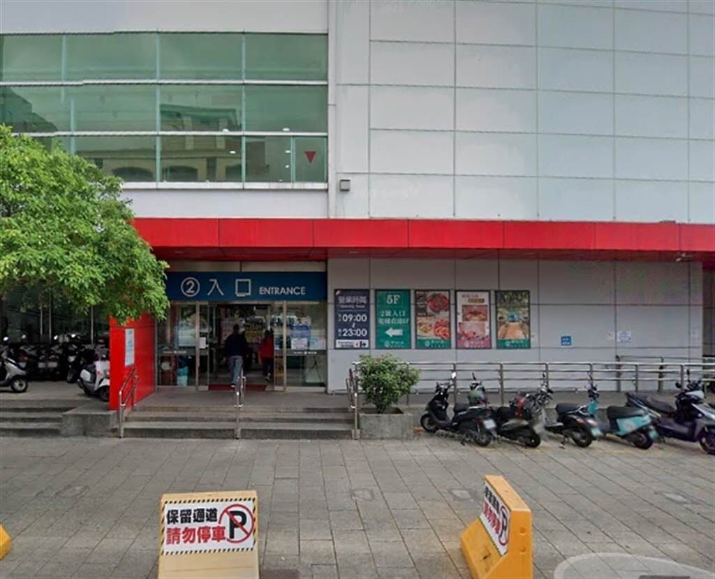 家樂福內湖店傳確診者足跡，今閉店消毒1天。（圖／翻攝自Google地圖）