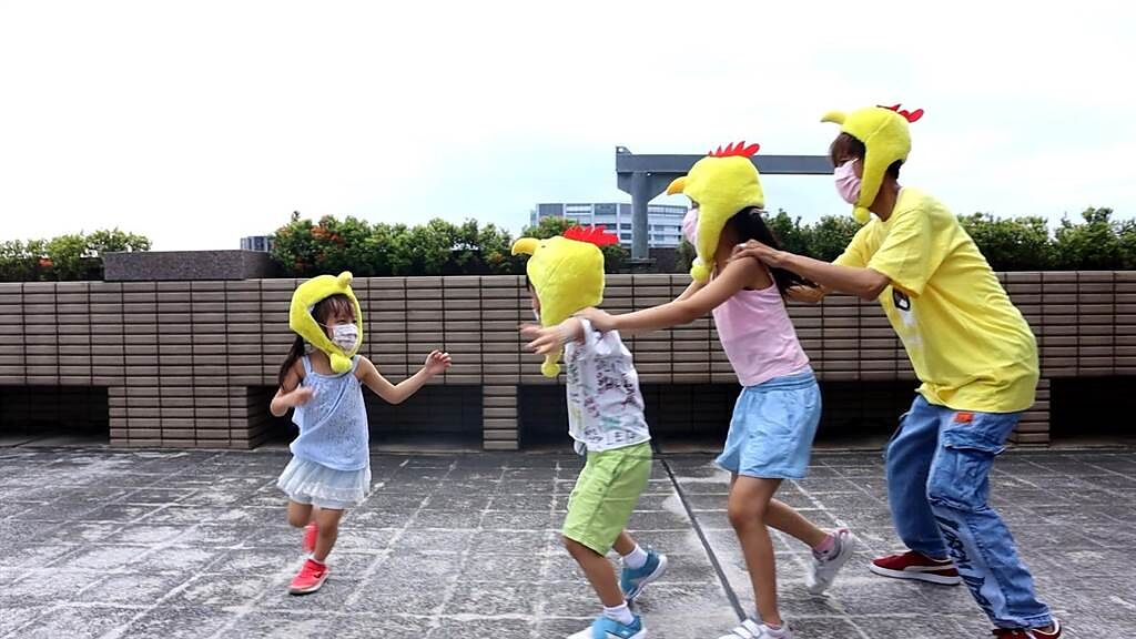 阿翔與小孩一起玩老鷹抓小雞。（民視提供）
