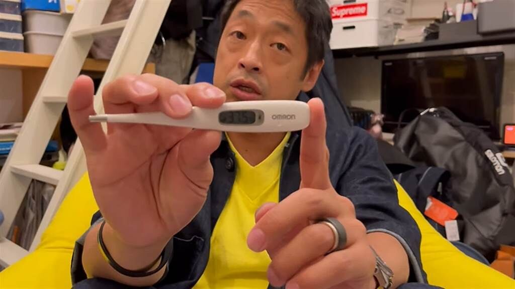 日本男諧星安田在接種莫德納疫苗後，連燒5天。(圖/ 摘自安田YouTube)