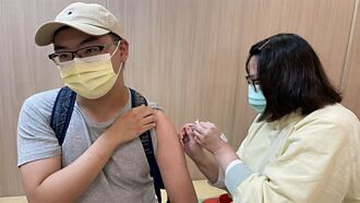 唐鳳系統預約成功 23歲大學生成功接種疫苗