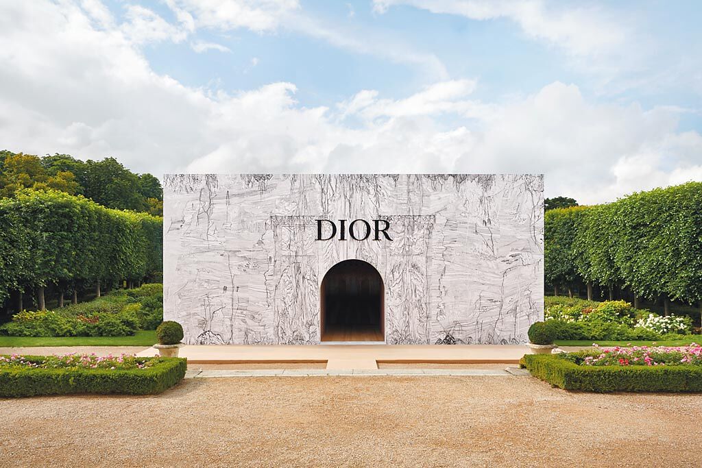Dior把秀場搬到羅丹美術館花園中。（Dior提供）